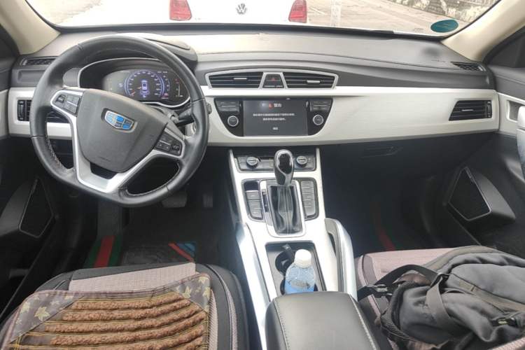 Used Geely Auto Emgrand X7 Sport 2018 1.8TD Automatic Two-Wheel Drive Smart Connect 4G Internet Edition Center Console