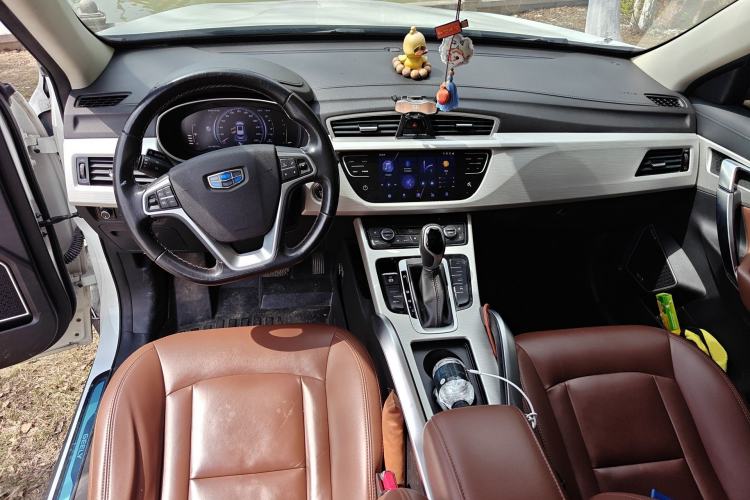 Used Geely Auto Emgrand X7 Sport 2018 1.8TD Automatic Two-Wheel Drive ZhiZun Model with 4G Connectivity Center Console
