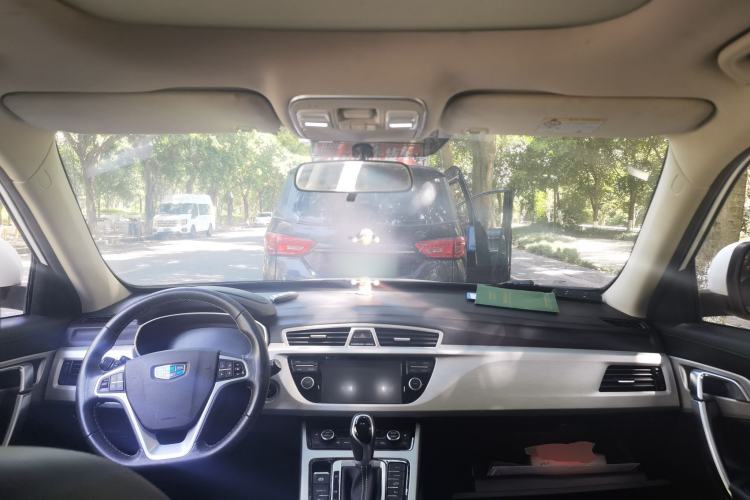 Used Geely Auto Emgrand X7 Sport 2018 1.8TD Automatic Two-Wheel Drive ZhiZun Model with 4G Connectivity Center Console
