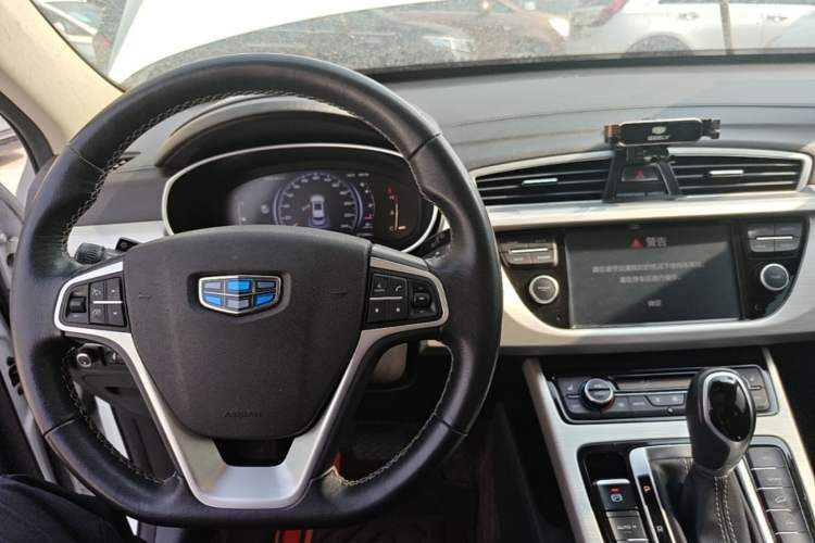 Used Geely Auto Emgrand X7 Sport 2018 1.8TD Automatic Two-Wheel Drive Smart Connect 4G Internet Edition Center Console