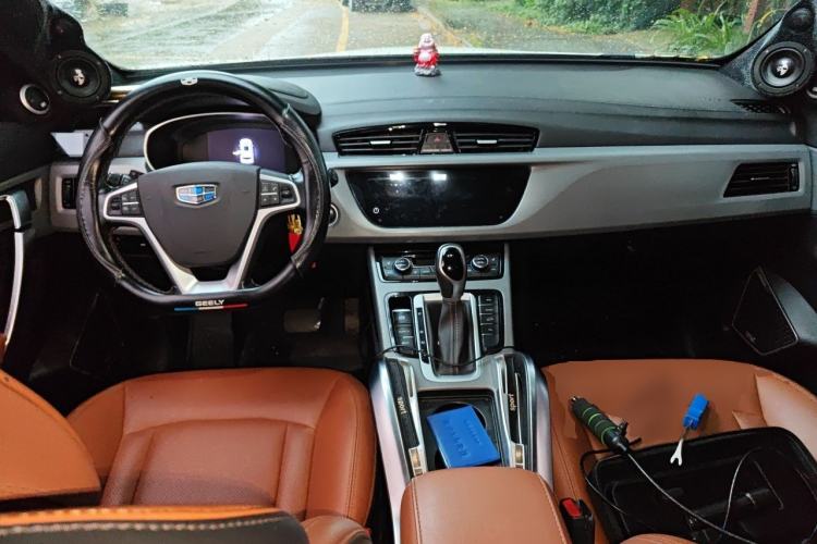 Used Geely Auto Emgrand X7 Sport 2018 1.8TD Automatic Two-Wheel Drive ZhiZun Model with 4G Connectivity Center Console