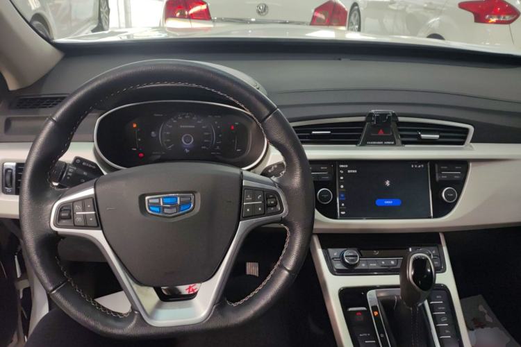 Used Geely Auto Emgrand X7 Sport 2018 1.8TD Automatic Two-Wheel Drive Smart Connect 4G Internet Edition Center Console