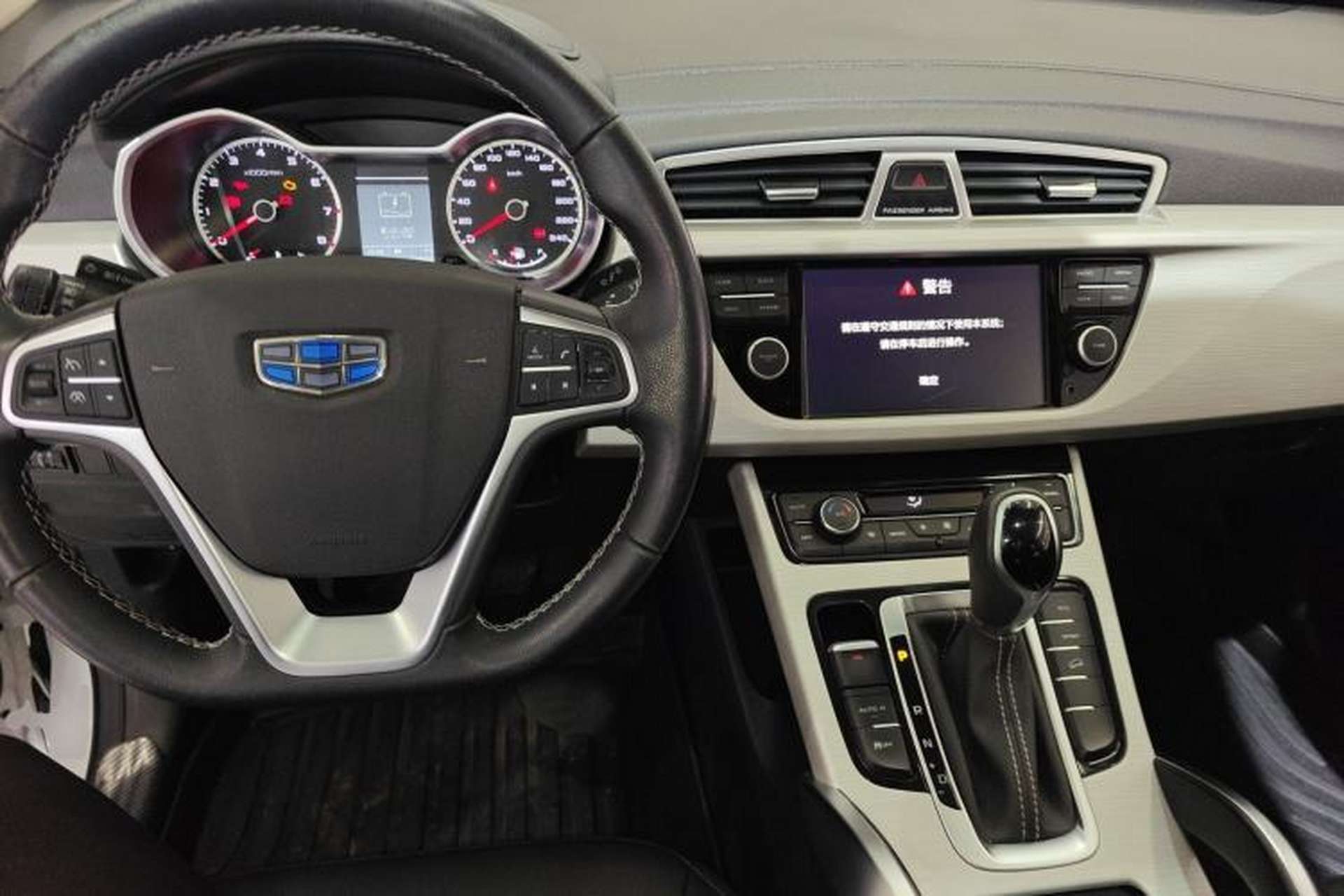 Used Geely Auto Emgrand X7 Sport 2018 1.8TD Automatic Two-Wheel Drive Zhiya Model Center Console