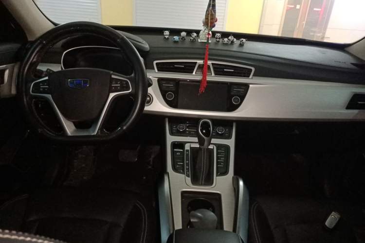Used Geely Auto Emgrand X7 Sport 2018 1.8TD Automatic Two-Wheel Drive Smart Connect 4G Internet Edition Center Console