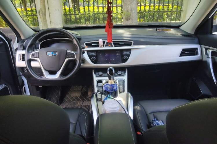 Used Geely Auto Emgrand X7 Sport 2018 1.8TD Automatic Two-Wheel Drive Smart Connect 4G Internet Edition Center Console