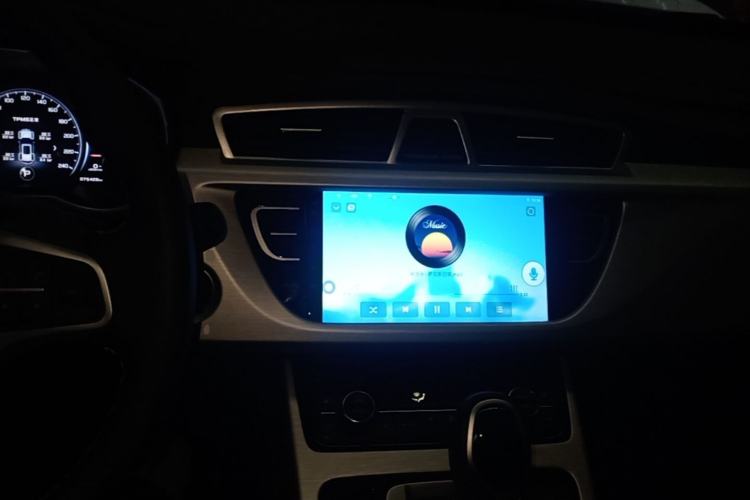 Used Geely Auto Emgrand X7 Sport 2018 1.8TD Automatic Two-Wheel Drive Smart Connect 4G Internet Edition Center Console