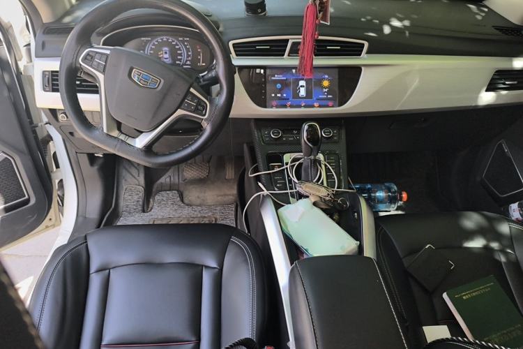 Used Geely Auto Emgrand X7 Sport 2018 1.8TD Automatic Two-Wheel Drive Smart Connect 4G Internet Edition Center Console