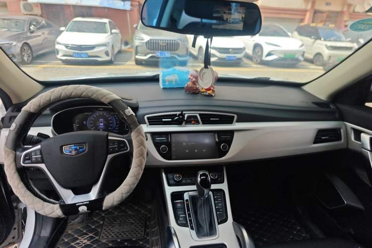 Used Geely Auto Emgrand X7 Sport 2018 1.8TD Automatic Two-Wheel Drive Smart Connect 4G Internet Edition Center Console