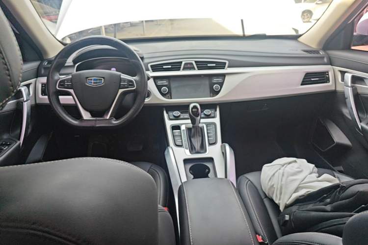 Used Geely Auto Emgrand X7 Sport 2018 1.8TD Automatic Two-Wheel Drive Smart Connect 4G Internet Edition Center Console