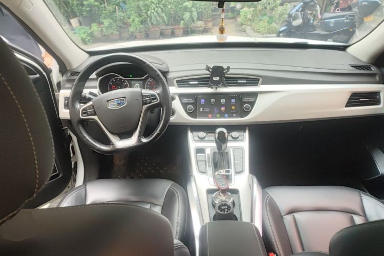 Used Geely Auto Emgrand X7 Sport 2018 1.8TD Automatic Two-Wheel Drive Zhiya Model Center Console
