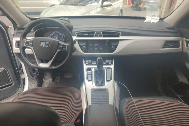 Used Geely Auto Emgrand X7 Sport 2018 1.8TD Automatic Two-Wheel Drive Smart Connect 4G Internet Edition Center Console