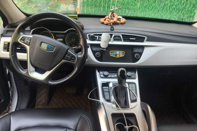 Used Geely Auto Emgrand X7 Sport 2018 1.8TD Automatic Two-Wheel Drive Zhiya Model Center Console