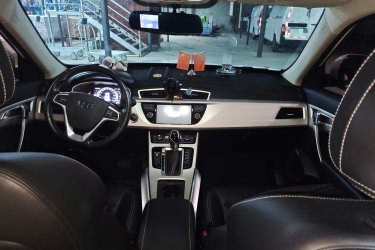 Used Geely Auto Emgrand X7 Sport 2018 1.8TD Automatic Two-Wheel Drive Smart Connect 4G Internet Edition Center Console