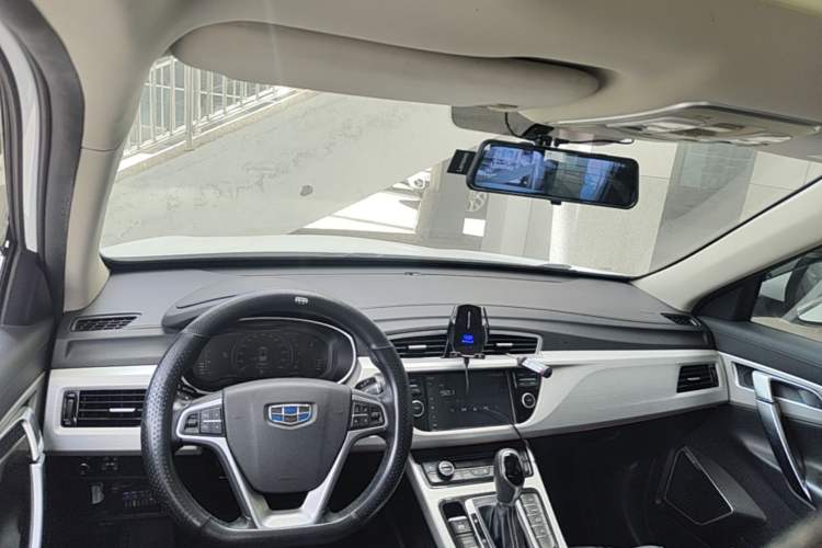 Used Geely Auto Emgrand X7 Sport 2018 1.8TD Automatic Two-Wheel Drive Smart Connect 4G Internet Edition Center Console