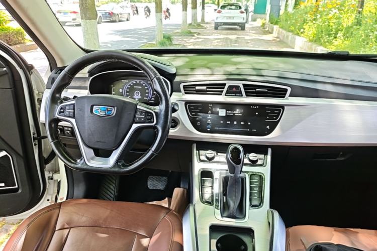 Used Geely Auto Emgrand X7 Sport 2018 1.8TD Automatic Two-Wheel Drive ZhiZun Model with 4G Connectivity Center Console