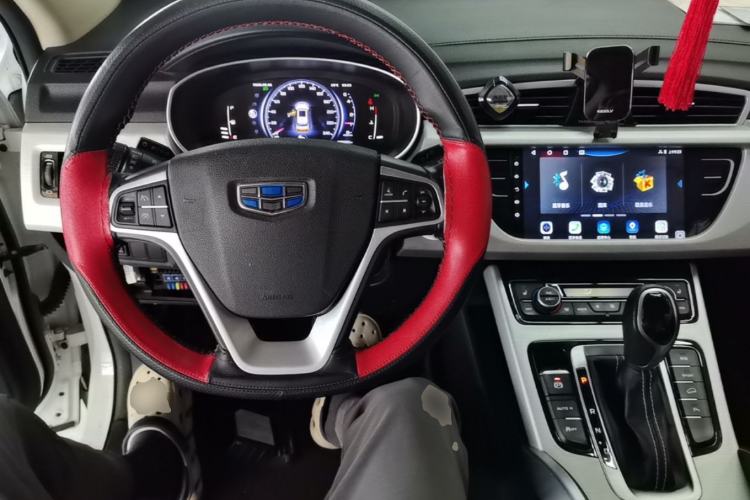 Used Geely Auto Emgrand X7 Sport 2018 1.8TD Automatic Two-Wheel Drive Smart Connect 4G Internet Edition Center Console