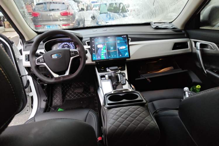 Used Geely Auto Emgrand X7 Sport 2018 1.8TD Automatic Two-Wheel Drive Smart Connect 4G Internet Edition Center Console