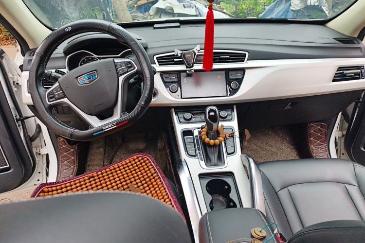 Used Geely Auto Emgrand X7 Sport 2018 1.8TD Automatic Two-Wheel Drive Zhiya Model Center Console