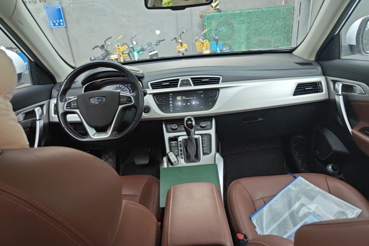 Used Geely Auto Emgrand X7 Sport 2018 1.8TD Automatic Two-Wheel Drive ZhiZun Model with 4G Connectivity Center Console