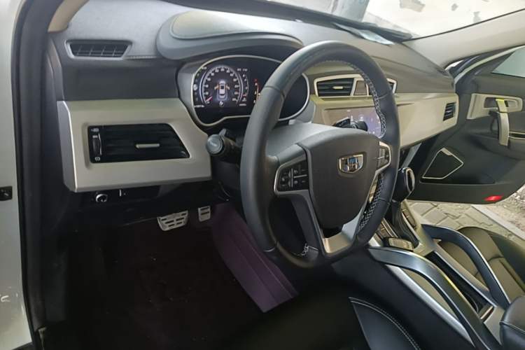 Used Geely Auto Emgrand X7 Sport 2018 1.8TD Automatic Two-Wheel Drive Smart 4G Connected Version Center Console