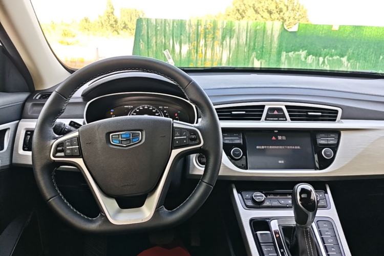 Used Geely Auto Emgrand X7 Sport 2018 1.8TD Automatic Two-Wheel Drive Smart Connect 4G Internet Edition Center Console