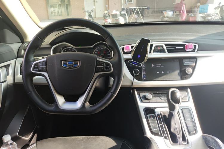 Used Geely Auto Emgrand X7 Sport 2018 1.8TD Automatic Two-Wheel Drive Zhiya Model Center Console
