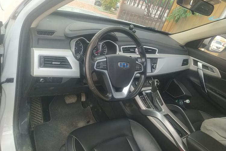 Used Geely Auto Emgrand X7 Sport 2018 1.8TD Automatic Two-Wheel Drive Zhiya Model Center Console