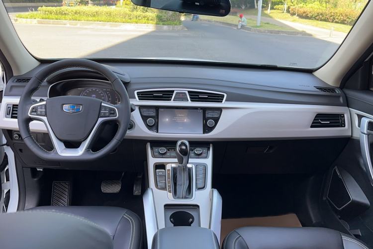 Used Geely Auto Emgrand X7 Sport 2018 1.8TD Automatic Two-Wheel Drive Smart Connect 4G Internet Edition Center Console