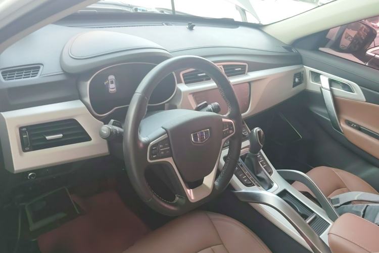 Used Geely Auto Emgrand X7 Sport 2018 1.8TD Automatic Two-Wheel Drive ZhiZun Model with 4G Connectivity Center Console