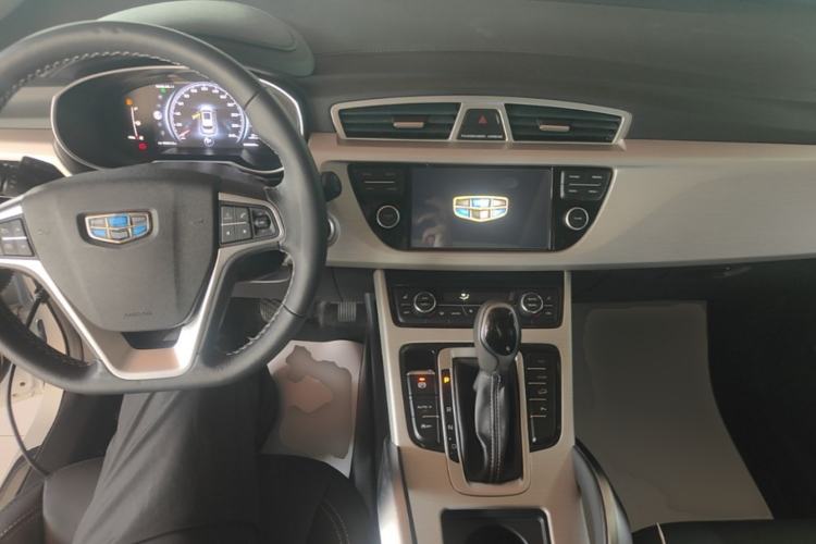 Used Geely Auto Emgrand X7 Sport 2018 1.8TD Automatic Two-Wheel Drive Smart Connect 4G Internet Edition Center Console