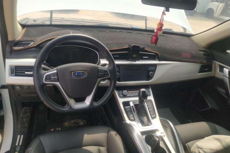 Used Geely Auto Emgrand X7 Sport 2018 1.8TD Automatic Two-Wheel Drive Smart Connect 4G Internet Edition Center Console