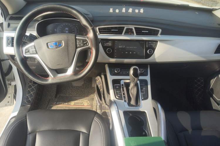 Used Geely Auto Emgrand X7 Sport 2018 1.8TD Automatic Two-Wheel Drive Smart Connect 4G Internet Edition Center Console