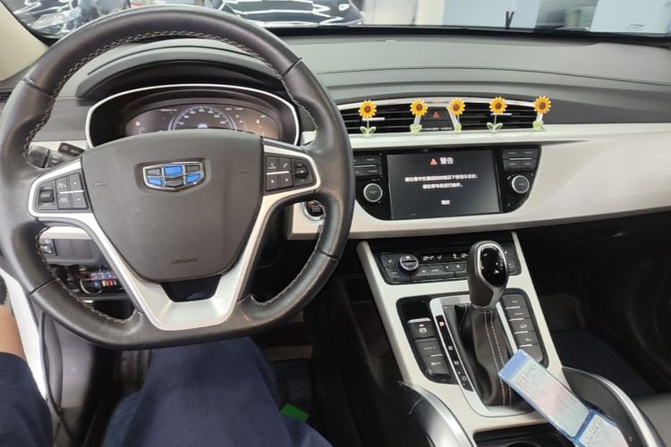 Used Geely Auto Emgrand X7 Sport 2018 1.8TD Automatic Two-Wheel Drive Smart Connect 4G Internet Edition Center Console