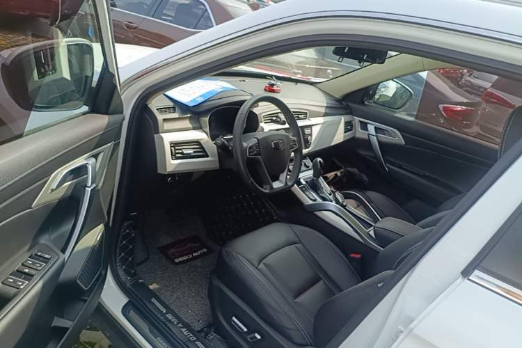 Used Geely Auto Emgrand X7 Sport 2018 1.8TD Automatic Two-Wheel Drive Smart Connect 4G Internet Edition Driver Seat