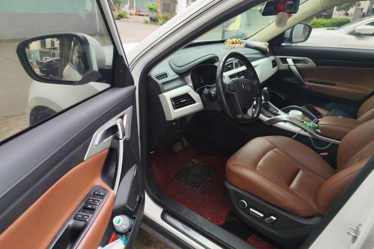 Used Geely Auto Emgrand X7 Sport 2018 1.8TD Automatic Two-Wheel Drive ZhiZun Model with 4G Connectivity Driver Seat