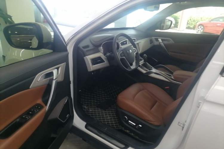 Used Geely Auto Emgrand X7 Sport 2018 1.8TD Automatic Two-Wheel Drive ZhiZun Model with 4G Connectivity Driver Seat