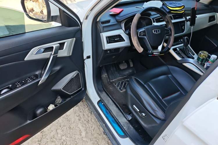 Used Geely Auto Emgrand X7 Sport 2018 1.8TD Automatic Two-Wheel Drive Smart Connect 4G Internet Edition Driver Seat