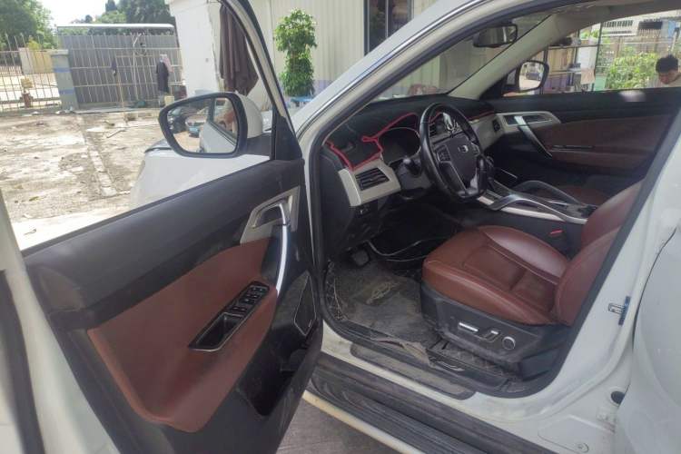 Used Geely Auto Emgrand X7 Sport 2018 1.8TD Automatic Two-Wheel Drive ZhiZun Model with 4G Connectivity Driver Seat