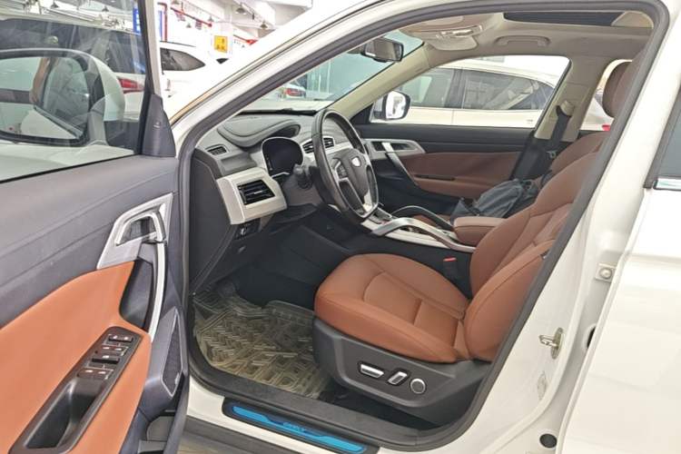 Used Geely Auto Emgrand X7 Sport 2018 1.8TD Automatic Two-Wheel Drive ZhiZun Model with 4G Connectivity Driver Seat
