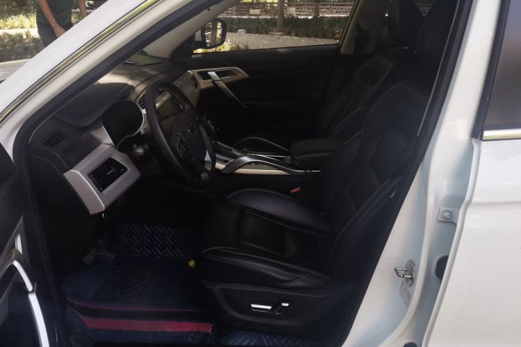 Used Geely Auto Emgrand X7 Sport 2018 1.8TD Automatic Two-Wheel Drive ZhiZun Model with 4G Connectivity Driver Seat