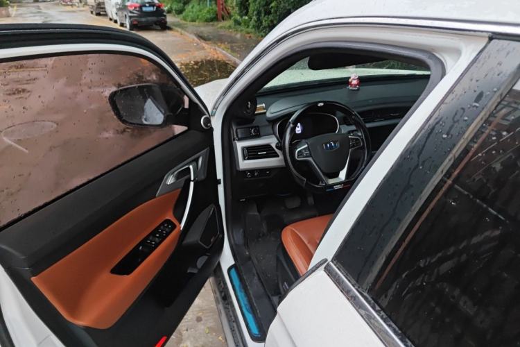 Used Geely Auto Emgrand X7 Sport 2018 1.8TD Automatic Two-Wheel Drive ZhiZun Model with 4G Connectivity Driver Seat