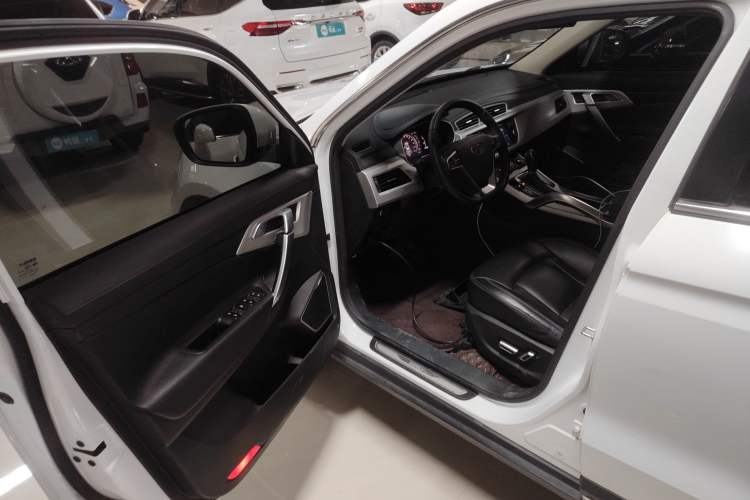 Used Geely Auto Emgrand X7 Sport 2018 1.8TD Automatic Two-Wheel Drive Smart Connect 4G Internet Edition Driver Seat