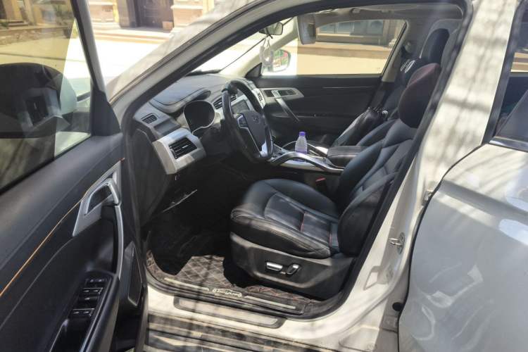 Used Geely Auto Emgrand X7 Sport 2018 Revised Version 1.8TD Automatic Two-Wheel Drive Smart Connectivity 4G-Enabled Edition Driver Seat