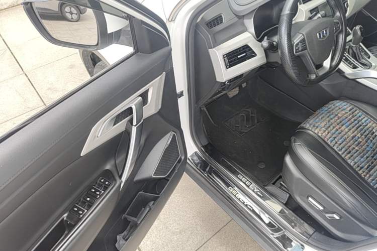 Used Geely Auto Emgrand X7 Sport 2018 1.8TD Automatic Two-Wheel Drive Smart Connect 4G Internet Edition Driver Seat