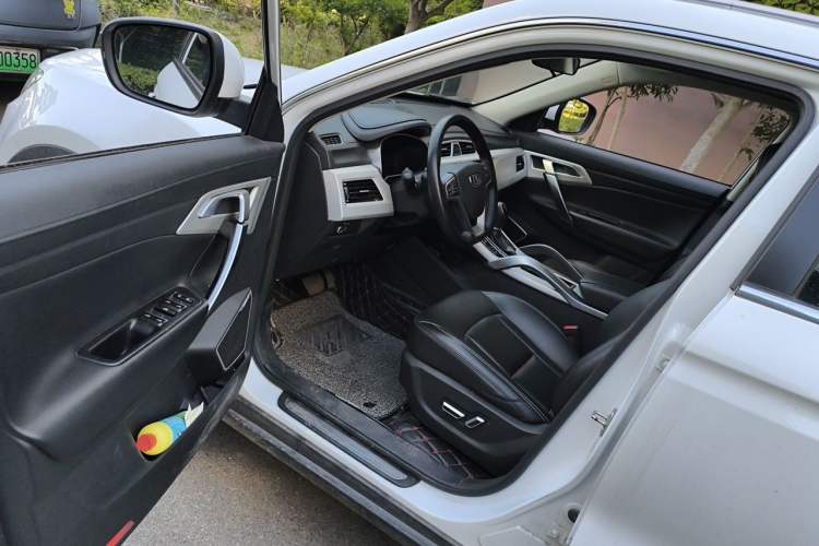 Used Geely Auto Emgrand X7 Sport 2018 Revised Version 1.8TD Automatic Two-Wheel Drive Smart Connectivity 4G-Enabled Edition Driver Seat