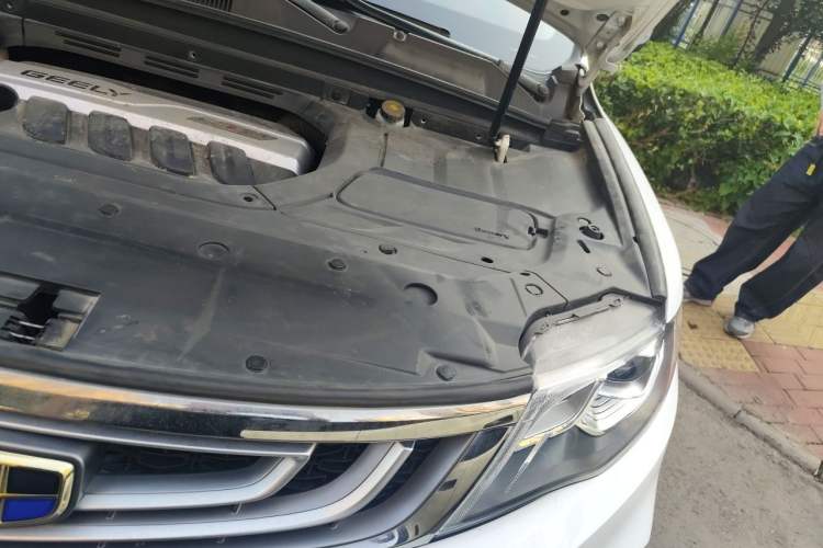Used Geely Auto Emgrand X7 Sport 2018 1.8TD Automatic Two-Wheel Drive Smart Connect 4G Internet Edition Engine Bay Left