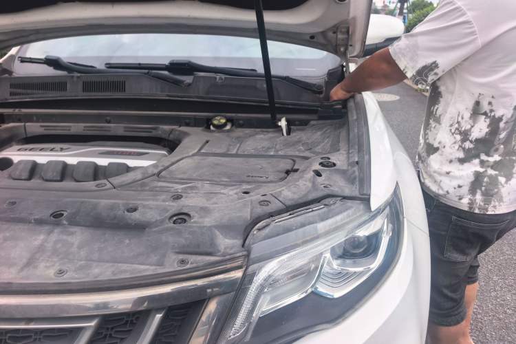 Used Geely Auto Emgrand X7 Sport 2018 1.8TD Automatic Two-Wheel Drive Smart Connect 4G Internet Edition Engine Bay Left