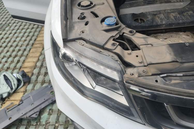 Used Geely Auto Emgrand X7 Sport 2018 2.0L Manual Two-Wheel Drive Zhiya Version Engine Bay Right