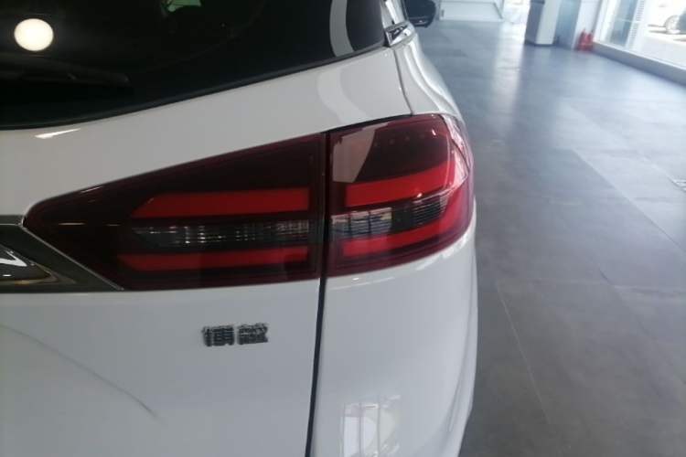 Used Geely Auto Emgrand X7 Sport 2018 1.8TD Automatic Two-Wheel Drive ZhiZun Model with 4G Connectivity Exterior 3