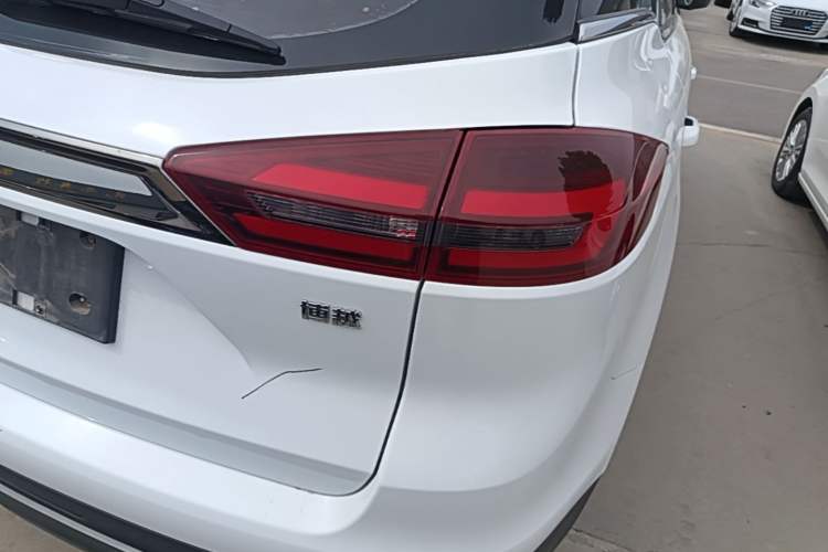 Used Geely Auto Emgrand X7 Sport 2018 1.8TD Automatic Two-Wheel Drive Zhiya Model Exterior 3
